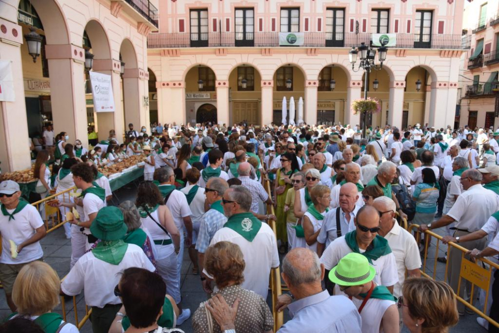 La plaza de López Allué ha sido escenario de la gran Fiesta del Comercio, a la que no han faltado los Danzantes de Huesca.