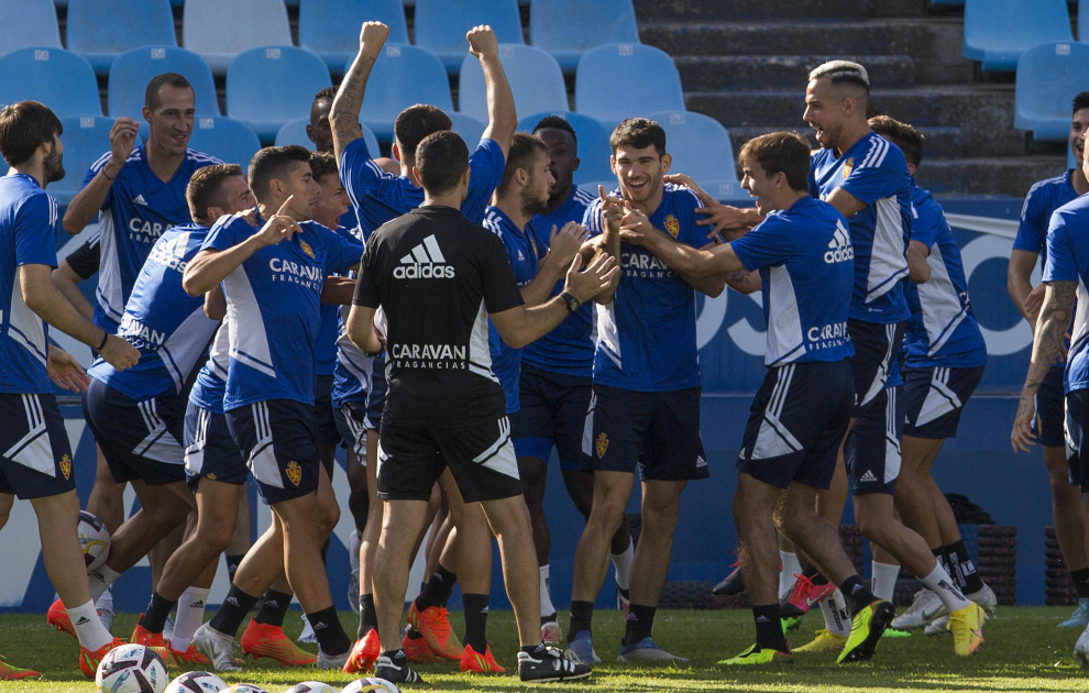 Entrenamiento de los jugadores del Real Zaragoza, este viernes por la mañana.