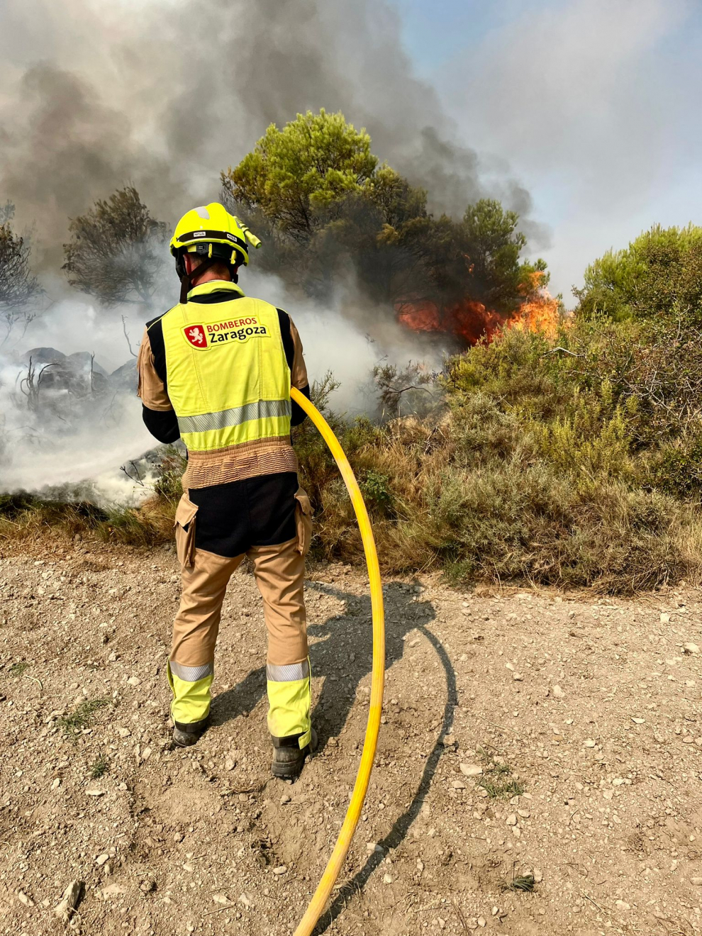 Los Bomberos de Zaragoza colaboran en las labores de extinción del incendio del Moncayo.