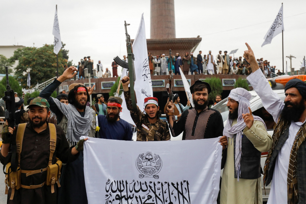 Los talibanes celebran en las calles de Kabul el aniversario de la toma de control de Afganistán