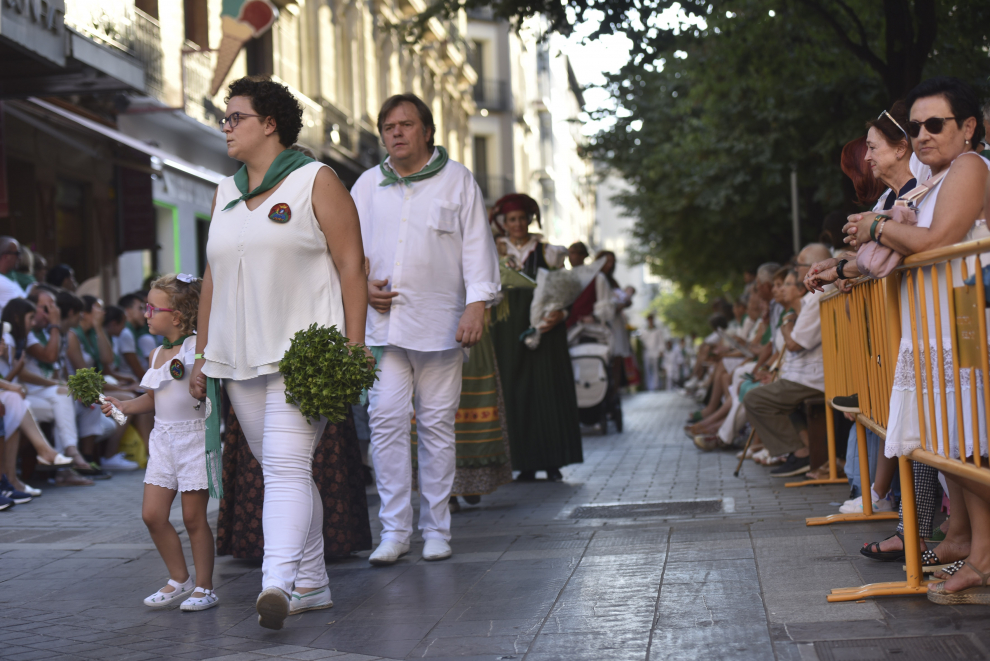 Los oscenses lucieron sus mejores galas para honrar al patrón y presentarle su ofrenda.