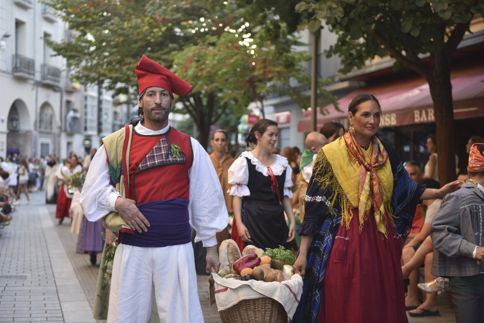 Los oscenses lucieron sus mejores galas para honrar al patrón y presentarle su ofrenda.