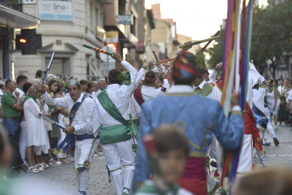 Los oscenses lucieron sus mejores galas para honrar al patrón y presentarle su ofrenda.