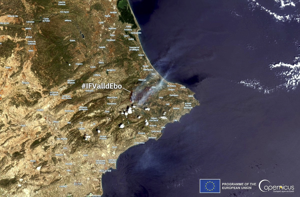 Los incendios de Bejís y Vall d'Ebo dejan 11 carreteras cortadas