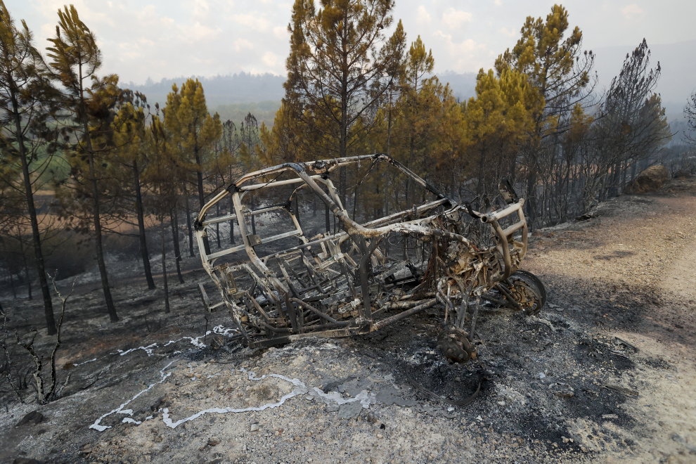 Un bombero herido y desalojado otro pueblo por el incendio de Bejís