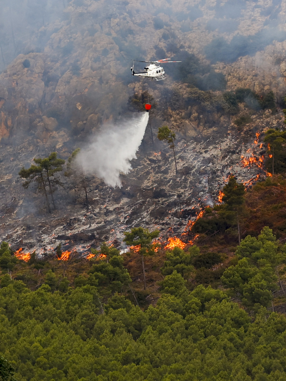 Un bombero herido y desalojado otro pueblo por el incendio de Bejís