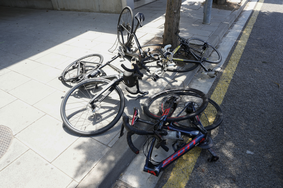 Un coche embiste a grupo de 9 ciclistas, mata a dos de ellos y se da la fuga