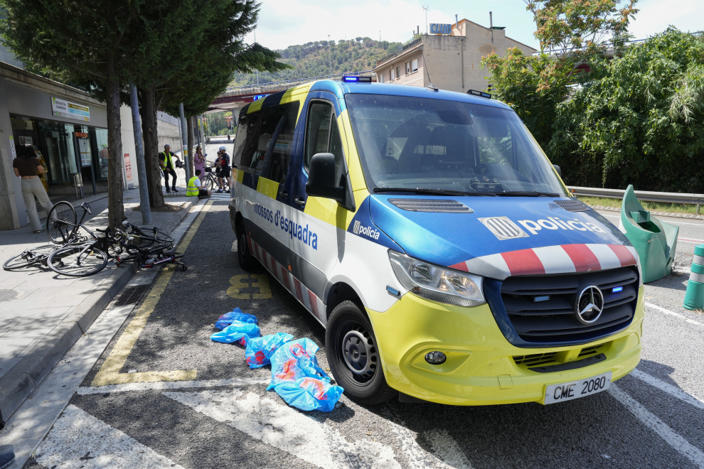 Un coche embiste a grupo de 9 ciclistas, mata a dos de ellos y se da la fuga