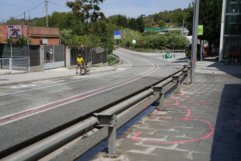 Un coche embiste a grupo de 9 ciclistas, mata a dos de ellos y se da la fuga