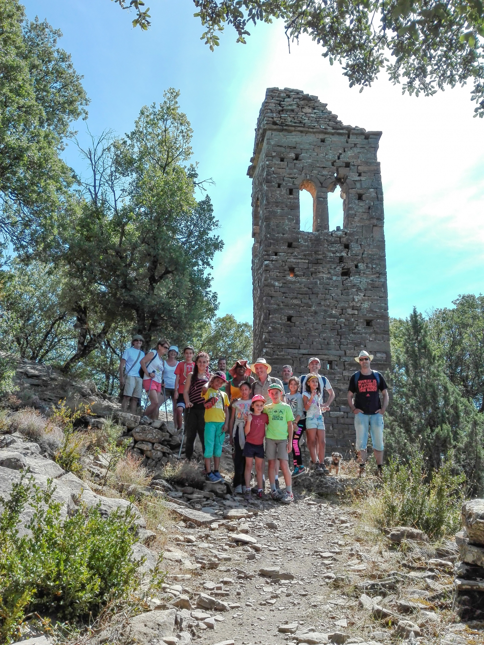Un grupo de excursionistas, junto a la atalaya, en ruinas.