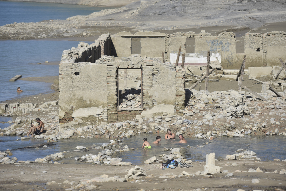 La sequía en el embalse de Yesa deja a la luz las antiguas termas de Tiermas.