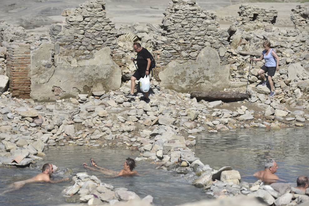La sequía en el embalse de Yesa deja a la luz las antiguas termas de Tiermas.