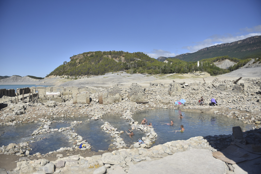 La sequía en el embalse de Yesa deja a la luz las antiguas termas de Tiermas.