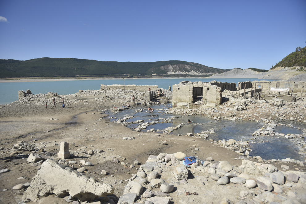La sequía en el embalse de Yesa deja a la luz las antiguas termas de Tiermas.