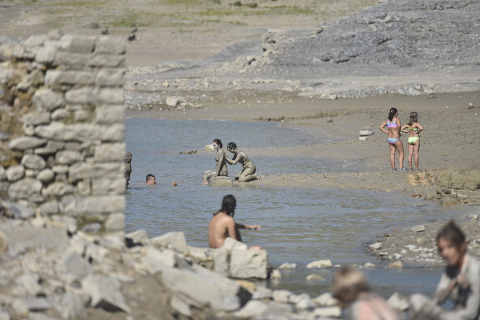 La sequía en el embalse de Yesa deja a la luz las antiguas termas de Tiermas.