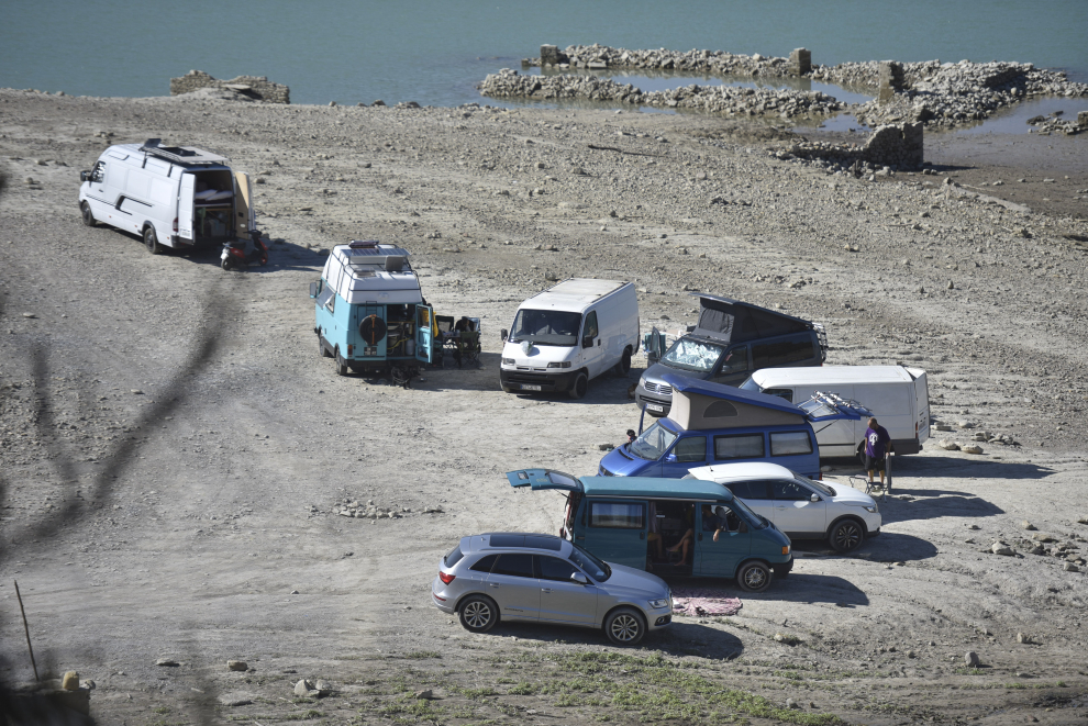 La sequía en el embalse de Yesa deja a la luz las antiguas termas de Tiermas.