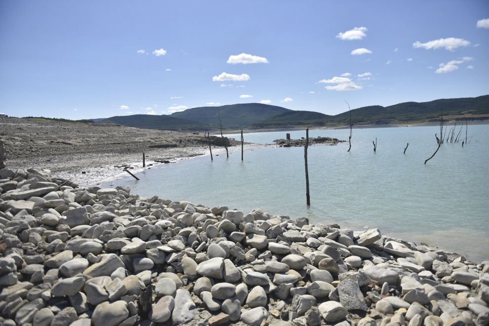 La sequía en el embalse de Yesa deja a la luz las antiguas termas de Tiermas.
