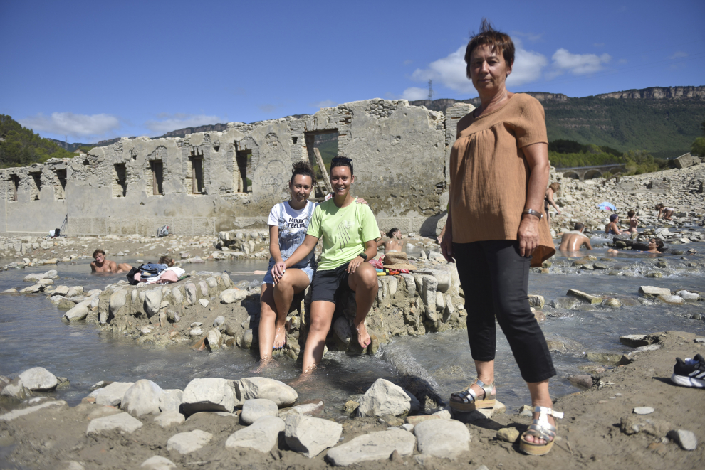 La sequía en el embalse de Yesa deja a la luz las antiguas termas de Tiermas.