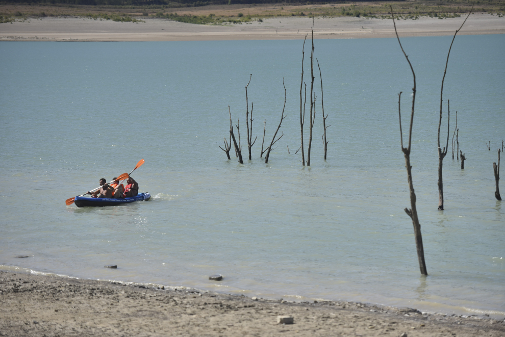 La sequía en el embalse de Yesa deja a la luz las antiguas termas de Tiermas.