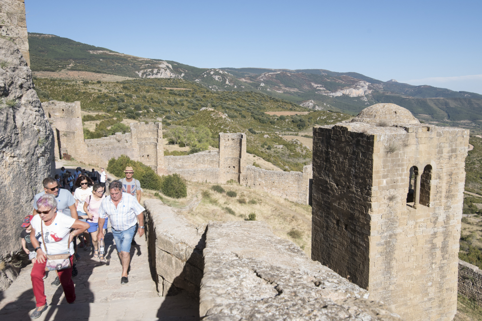 Los turistas se despiden de las vacaciones en el castillo de Loarre.