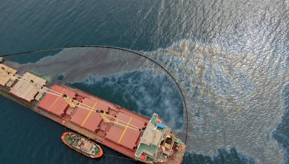 El vertido de fueloil del buque varado en Gibraltar supera la primera barrera