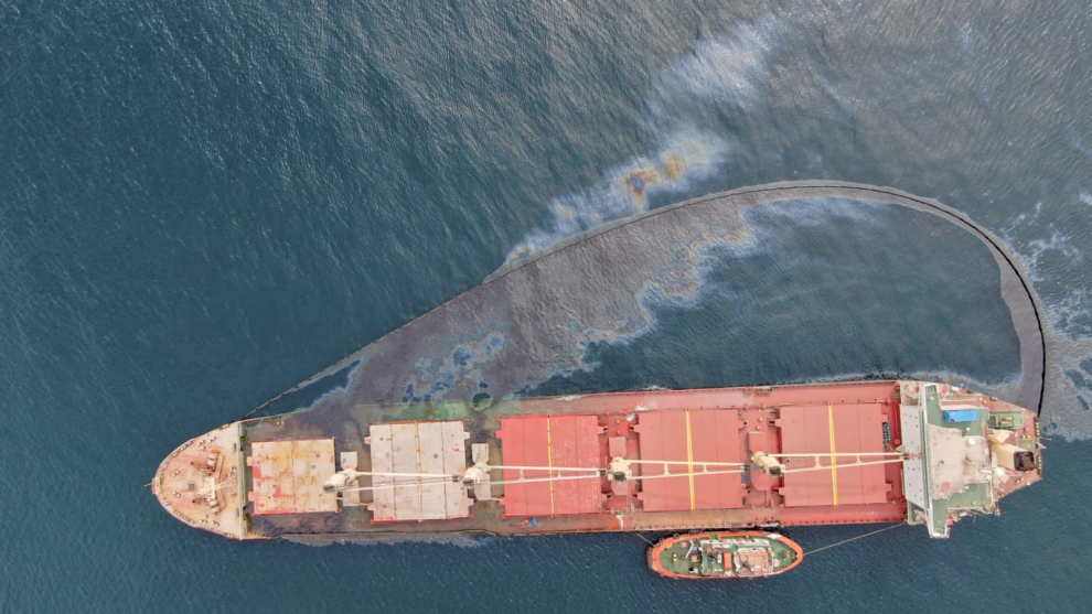 El vertido de fueloil del buque varado en Gibraltar supera la primera barrera