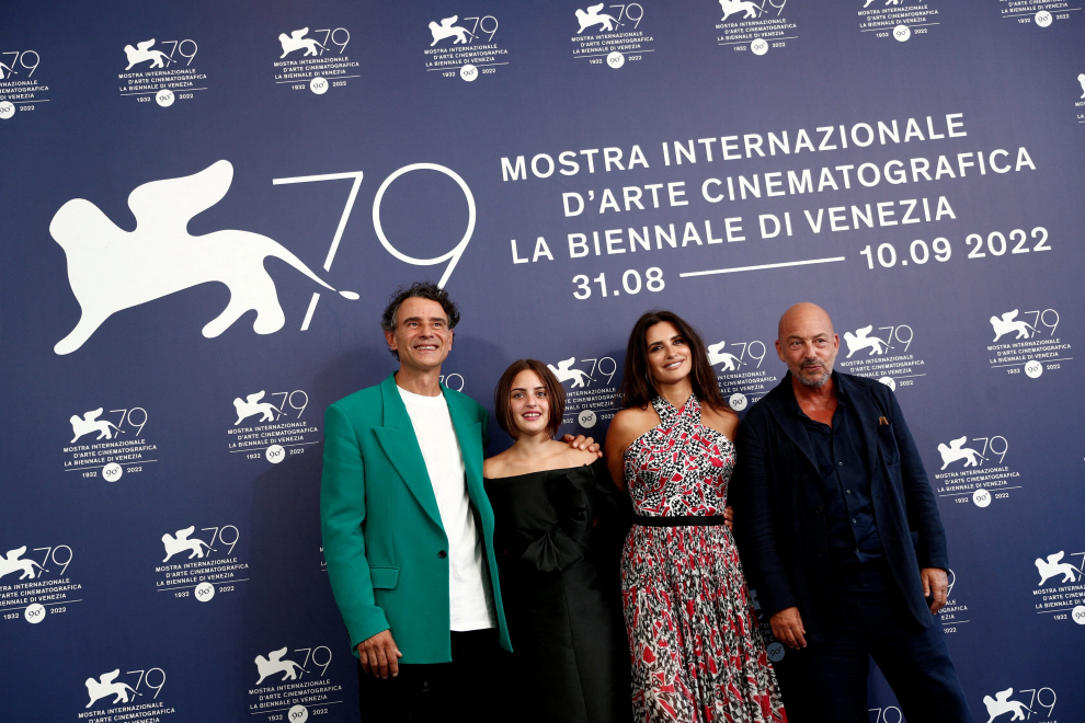 The 79th Venice Film Festival - Photo call for the film "L'Immensita" in competition - Venice, Italy, September 4, 2022. Director Emanuele Crialese and cast members Penelope Cruz and Luana Giuliani pose. REUTERS/Guglielmo Mangiapane FILMFESTIVAL-VENICE/LIMMENSITA