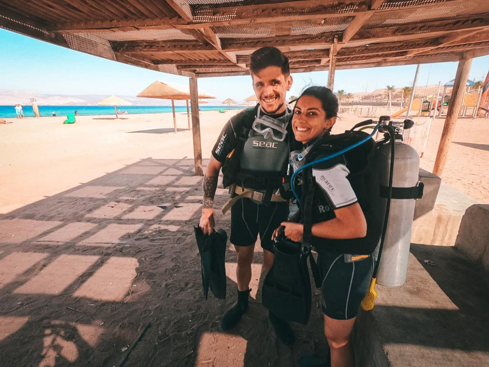 A punto de hacer una inmersión de buceo en el mar Rojo en Jordania
