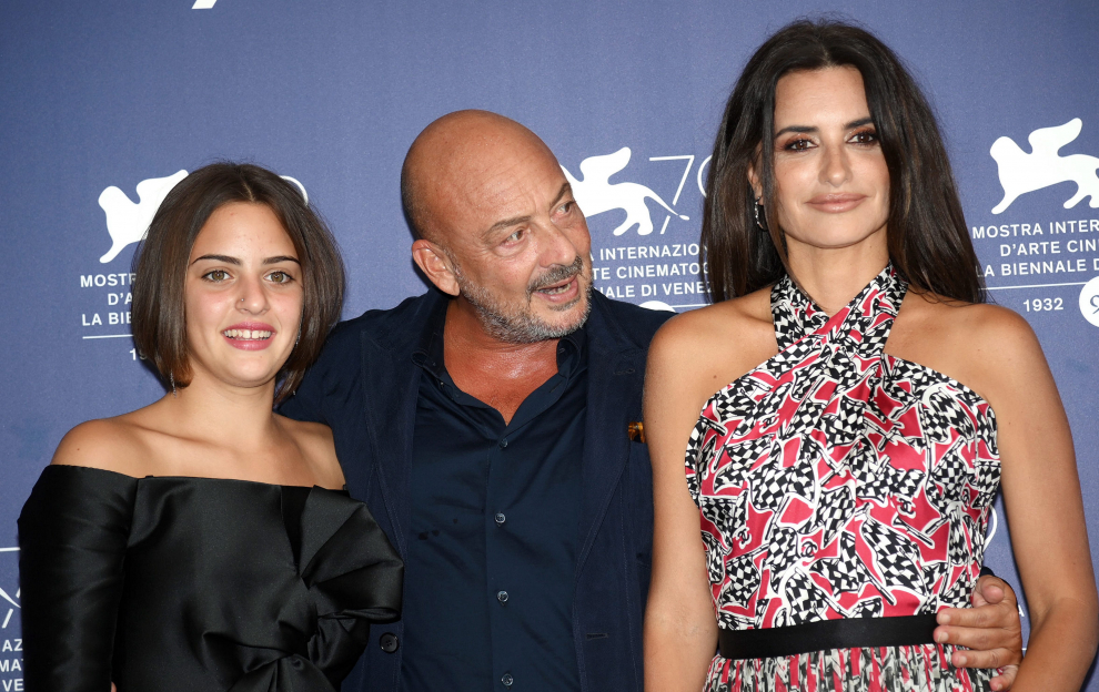 Venice (Italy), 04/09/2022.- Italian filmmaker Emanuele Crialese (L) and Spanish actor Penelope Cruz pose at a photocall for 'L'Immensita' during the 79th annual Venice International Film Festival, in Venice, Italy, 04 September 2022.The movie is presented in the official competition 'Venezia 78' at the festival running from 31 August to 10 September 2022. (Cine, Italia, Niza, Venecia) EFE/EPA/CLAUDIO ONORATI
 ITALY VENICE FILM FESTIVAL