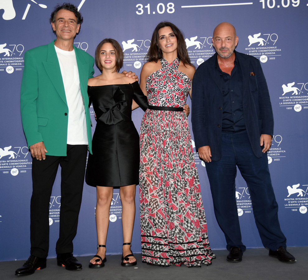 Venice (Italy), 04/09/2022.- (L-R) Italian actor Luana Giuliani, Italian filmmaker Emanuele Crialese and Spanish actor Penelope Cruz pose at a photocall for 'L'Immensita' during the 79th annual Venice International Film Festival, in Venice, Italy, 04 September 2022.The movie is presented in the official competition 'Venezia 78' at the festival running from 31 August to 10 September 2022. (Cine, Italia, Niza, Venecia) EFE/EPA/CLAUDIO ONORATI
 ITALY VENICE FILM FESTIVAL