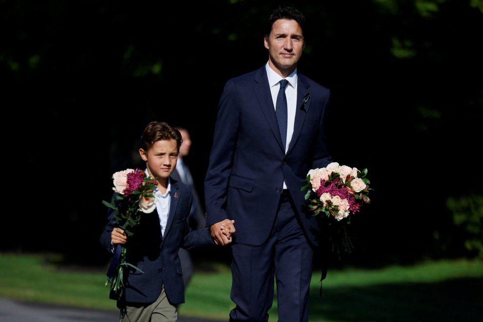 Canada's Prime Minister Justin Trudeau and son Hadrien lay flowers before a ceremony to proclaim the accession of King Charles III at Rideau Hall in Ottawa, Ontario, Canada September 10, 2022. REUTERS/Blair Gable BRITAIN-ROYALS/QUEEN-CANADA