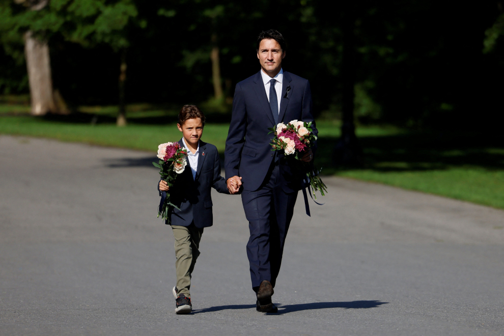 Canada's Prime Minister Justin Trudeau and son Hadrien arrive to lay flowers before a ceremony to proclaim the accession of King Charles III at Rideau Hall in Ottawa, Ontario, Canada September 10, 2022. REUTERS/Blair Gable BRITAIN-ROYALS/QUEEN-CANADA
