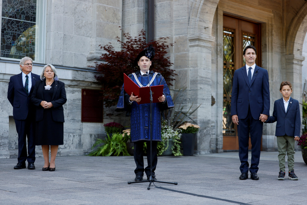 Canada's Prime Minister Justin Trudeau and son Hadrien take part in a ceremony to proclaim the accession of King Charles III at Rideau Hall in Ottawa, Ontario, Canada September 10, 2022. REUTERS/Blair Gable BRITAIN-ROYALS/QUEEN-CANADA