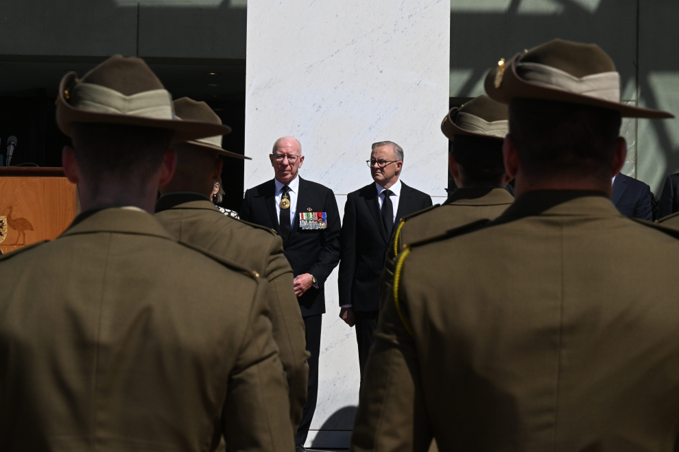 Canberra (Australia), 11/09/2022.- Governor-General David Hurley (L) and Australian Prime Minister Anthony Albanese (R) attend the Proclamation of King Charles III, on the forecourt of Parliament House, in Canberra, Australia, 11 September 2022. The monarch's representative in Australia proclaimed the ascension of Britain's King Charles III as mourning continues around the nation for Queen Elizabeth II. (Reino Unido) EFE/EPA/MICK TSIKAS AUSTRALIA AND NEW ZEALAND OUT
 AUSTRALIA BRITAIN KING CHARLES III