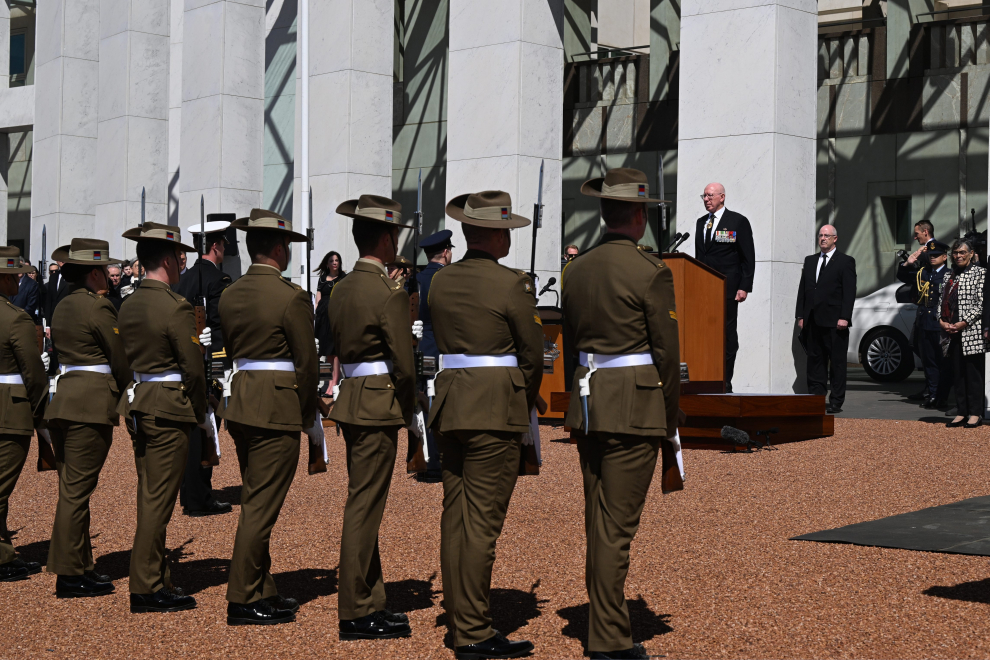 Canberra (Australia), 11/09/2022.- Australian Prime Minister Anthony Albanese (C) speaks during the Proclamation of King Charles III, on the forecourt of Parliament House, in Canberra, Australia, 11 September 2022. The monarch's representative in Australia proclaimed the ascension of Britain's King Charles III as mourning continues around the nation for Queen Elizabeth II. (Reino Unido) EFE/EPA/MICK TSIKAS AUSTRALIA AND NEW ZEALAND OUT
 AUSTRALIA BRITAIN KING CHARLES III