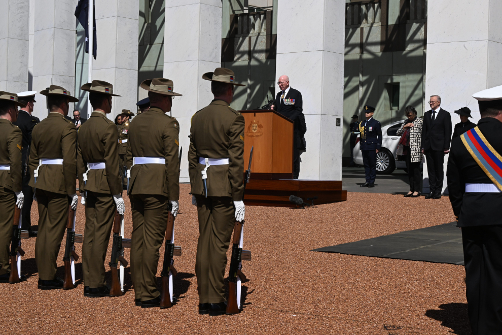 Canberra (Australia), 11/09/2022.- The Federation Guard arrive at the Proclamation of King Charles III, on the forecourt of Parliament House, in Canberra, Australia, 11 September 2022. The monarch's representative in Australia proclaimed the ascension of Britain's King Charles III as mourning continues around the nation for Queen Elizabeth II. (Reino Unido) EFE/EPA/MICK TSIKAS AUSTRALIA AND NEW ZEALAND OUT
 AUSTRALIA BRITAIN KING CHARLES III