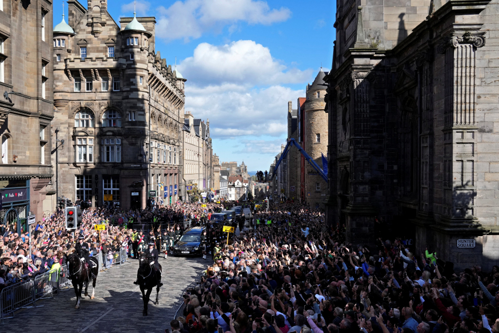 The hearse carrying the coffin of Britain's Queen Elizabeth arrives at St. Giles' Cathedral, in Edinburgh, Scotland, Britain September 12, 2022. REUTERS/Russell Cheyne/Pool BRITAIN-ROYALS/QUEEN