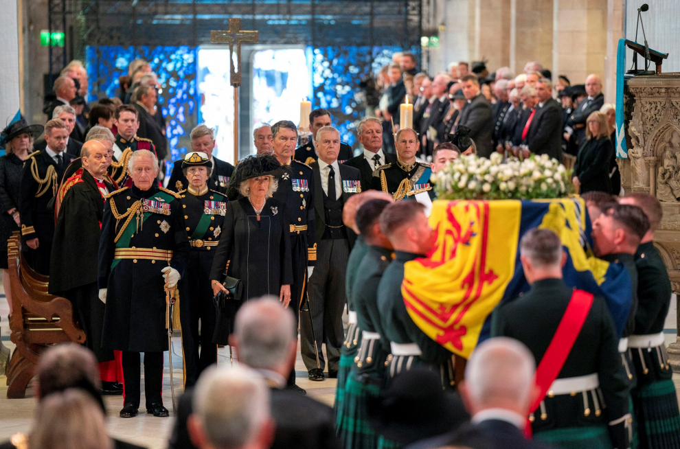 Pallbearers carry the coffin of Britain's Queen Elizabeth into St. Giles' Cathedral, in Edinburgh, Scotland, Britain September 12, 2022. REUTERS/Russell Cheyne/Pool BRITAIN-ROYALS/QUEEN
