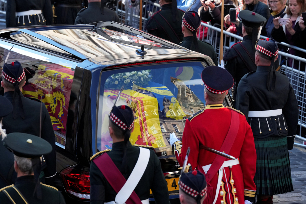 The hearse carrying the coffin of Britain's Queen Elizabeth arrives at St. Giles' Cathedral, in Edinburgh, Scotland, Britain September 12, 2022. REUTERS/Russell Cheyne/Pool BRITAIN-ROYALS/QUEEN