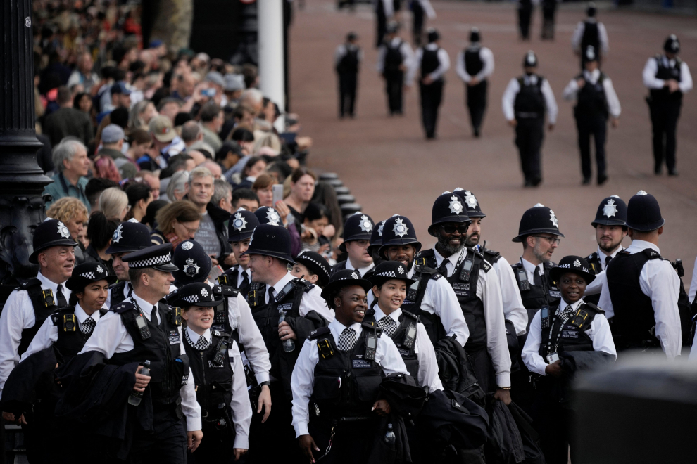 The coffin of Queen Elizabeth II, adorned with a Royal Standard and the Imperial State Crown is pulled by a Gun Carriage of The King's Troop Royal Horse Artillery, during a procession from Buckingham Palace to the Palace of Westminster, in London on September 14, 2022. DANIEL LEAL/Pool via REUTERS BRITAIN-ROYALS/QUEEN