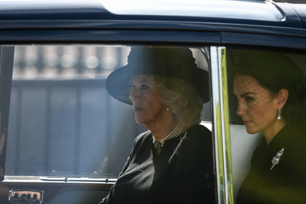 The coffin of Queen Elizabeth II, adorned with a Royal Standard and the Imperial State Crown is pulled by a Gun Carriage of The King's Troop Royal Horse Artillery, during a procession from Buckingham Palace to the Palace of Westminster, in London on September 14, 2022. ISABEL INFANTES/Pool via REUTERS BRITAIN-ROYALS/QUEEN