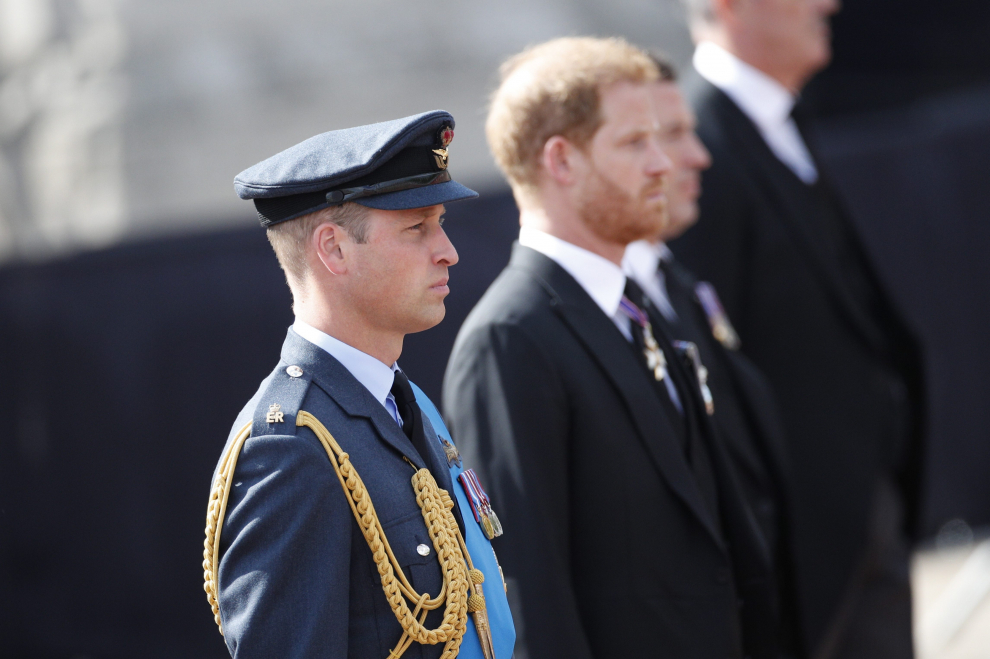 LONDON, ENGLAND - SEPTEMBER 14: The coffin carrying Queen Elizabeth II makes its way along The Mall during the procession for the Lying-in State of Queen Elizabeth II on September 14, 2022 in London, England. Queen Elizabeth II's coffin is taken in procession on a Gun Carriage of The King's Troop Royal Horse Artillery from Buckingham Palace to Westminster Hall where she will lay in state until the early morning of her funeral. Queen Elizabeth II died at Balmoral Castle in Scotland on September 8, 2022, and is succeeded by her eldest son, King Charles III. Chris J Ratcliffe/Pool via REUTERS BRITAIN-ROYALS/QUEEN
