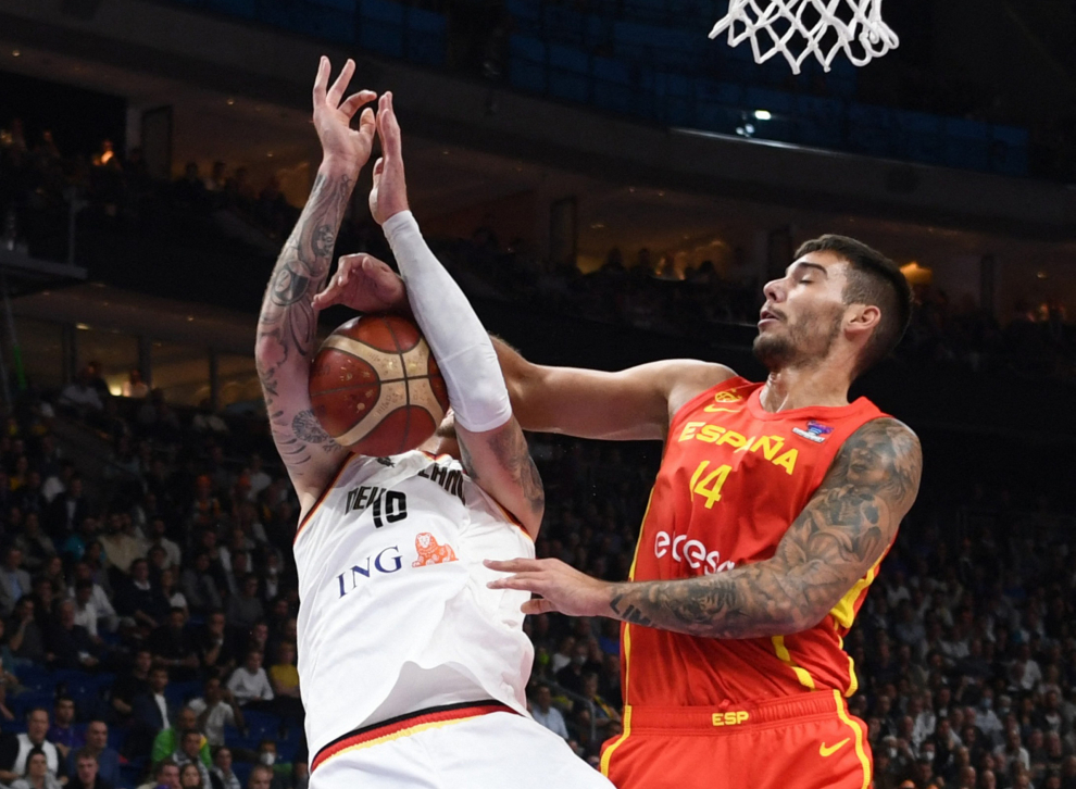Basketball - EuroBasket Championship - Semi Final - Germany v Spain - Mercedes-Benz Arena, Berlin, Germany - September 16, 2022  Germany's Daniel Theis in action with Spain's Willy Hernangomez REUTERS/Annegret Hilse BASKETBALL-EUROBASKET-GER-ESP/