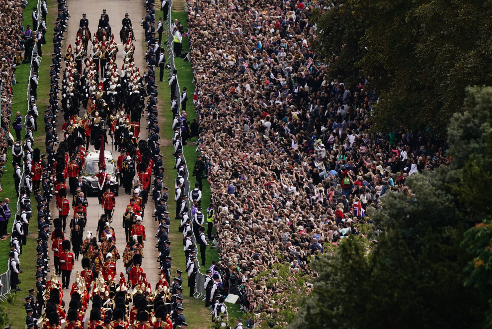 Cerca de 200.000 personas pasaron por Windsor para ver la llegada del féretro a Windsor.