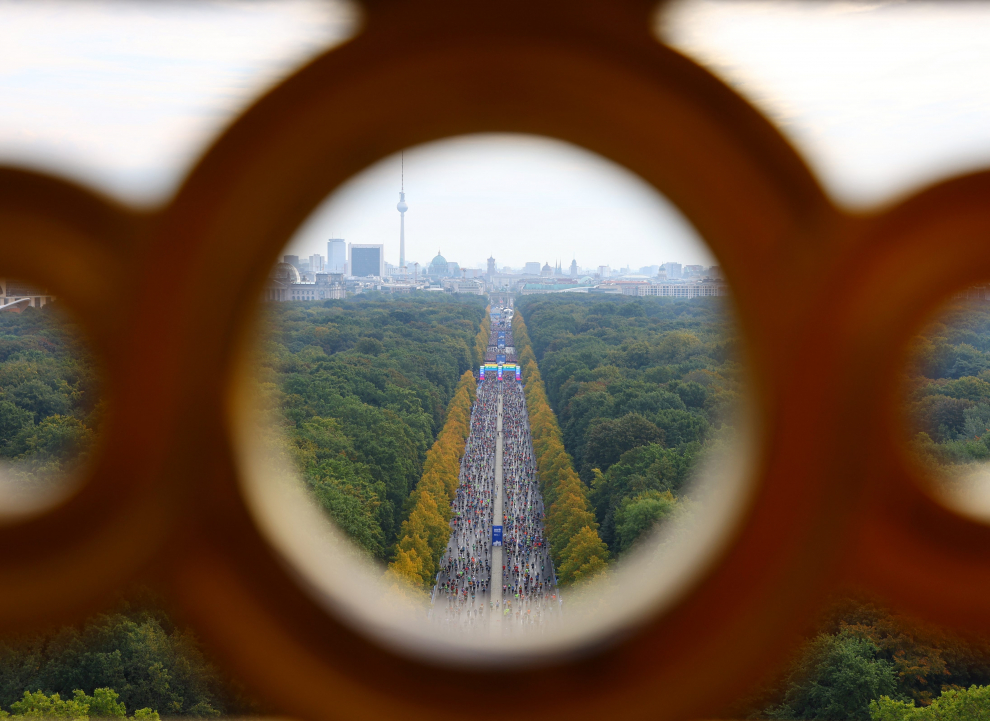 Athletics - Berlin Marathon - Berlin, Germany - September 25, 2022 Runners pose for a photograph during the race REUTERS/Fabrizio Bensch ATHLETICS-BERLIN/