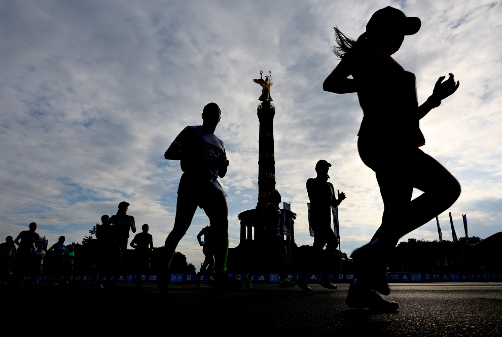 Athletics - Berlin Marathon - Berlin, Germany - September 25, 2022 General view during the race REUTERS/Fabrizio Bensch ATHLETICS-BERLIN/