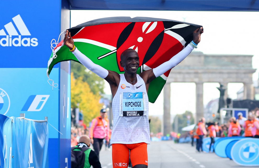 Athletics - Berlin Marathon - Berlin, Germany - September 25, 2022 Kenya's Eliud Kipchoge celebrates as he wins the Berlin Marathon and breaks the World Record REUTERS/Fabrizio Bensch ATHLETICS-BERLIN/