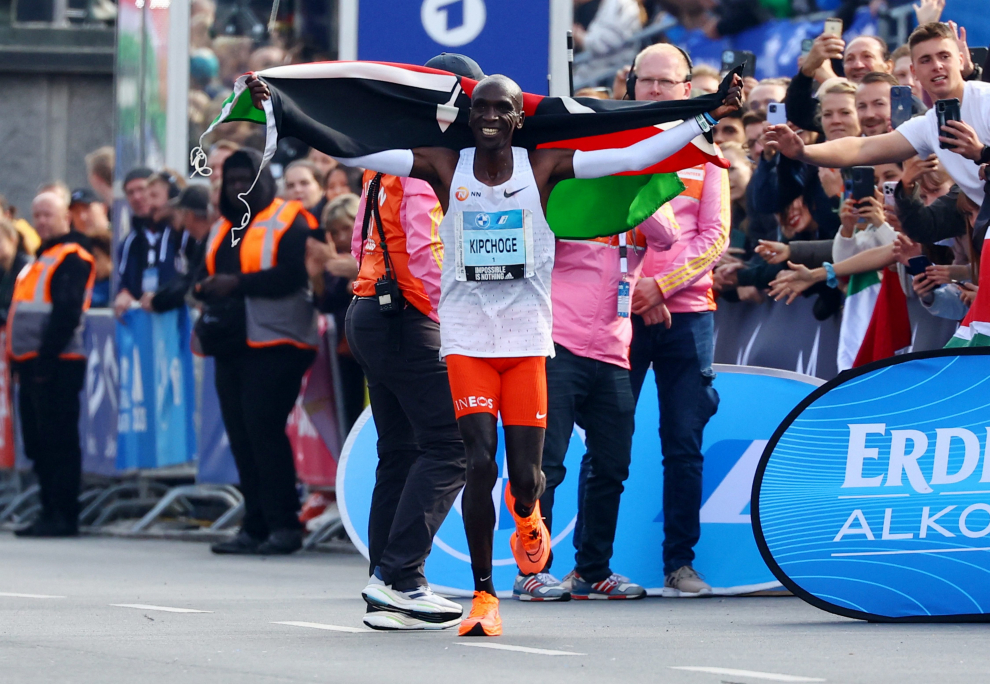Athletics - Berlin Marathon - Berlin, Germany - September 25, 2022 Kenya's Eliud Kipchoge celebrates as he wins the Berlin Marathon and breaks the World Record REUTERS/Fabrizio Bensch ATHLETICS-BERLIN/