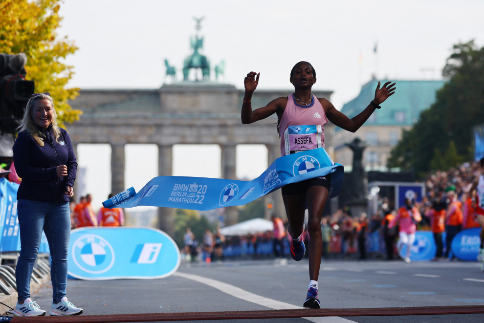 Athletics - Berlin Marathon - Berlin, Germany - September 25, 2022 Kenya's Eliud Kipchoge celebrates after winning the Berlin Marathon and breaking the World Record REUTERS/Fabrizio Bensch ATHLETICS-BERLIN/
