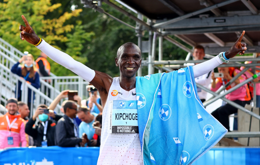 Athletics - Berlin Marathon - Berlin, Germany - September 25, 2022 Kenya's Mark Korir in action before crossing the finish line in second place at the Berlin Marathon REUTERS/Fabrizio Bensch ATHLETICS-BERLIN/